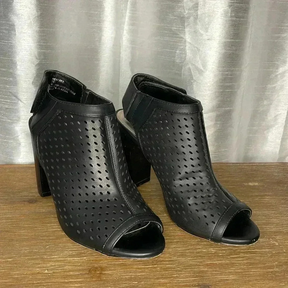 Madden Girl Regarrd Women’s 7 Black Chunky Heel Peep Toe Strappy Shoes - Picture 1 of 8